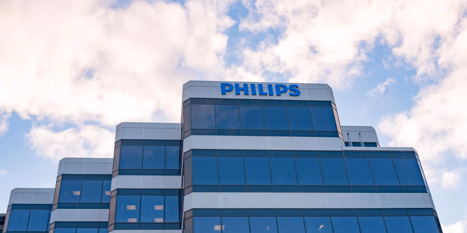 Представлены наружные светодиодные экраны Philips Urban LED 6000 Series 2 0x0