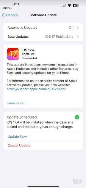 Экран настроек обновления iOS 17.4 на iPhone с уведомлением о scheduled обновлении