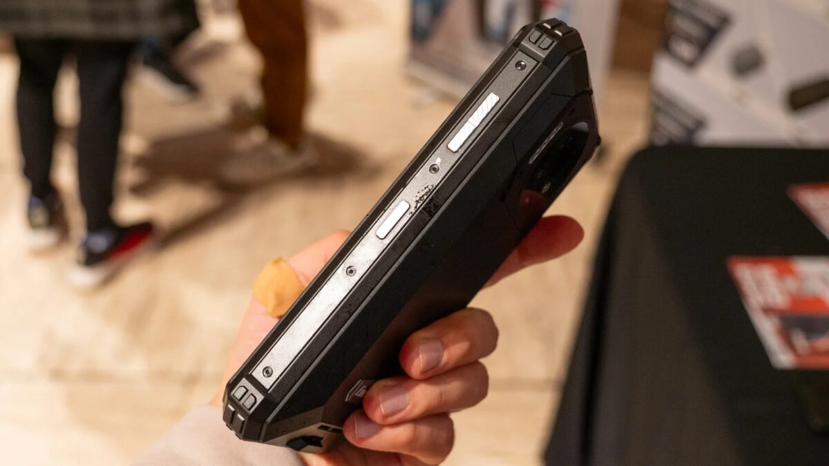 Рука держит смартфон Energizer Hard Case P28K с крупной батареей