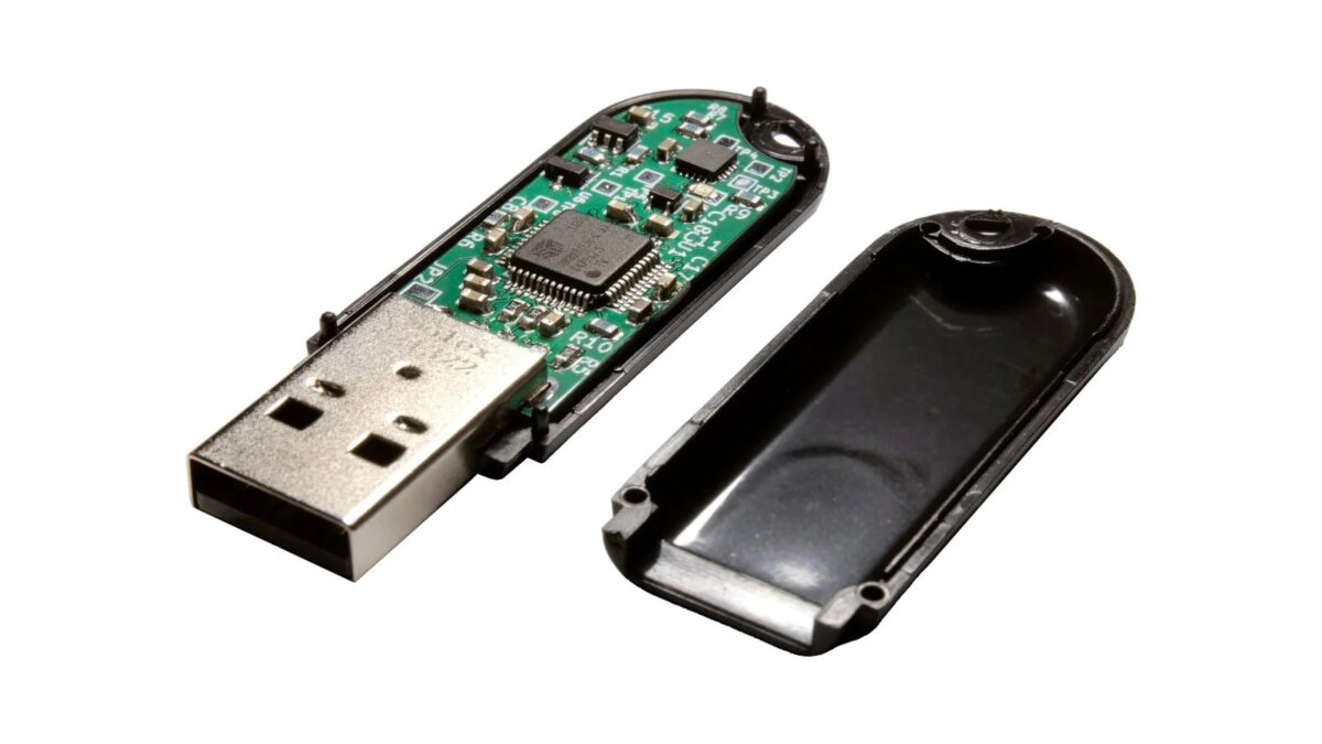 USB-накопитель Ovrdrive от Interrupt Labs с открытой крышкой и видимыми внутренними компонентами