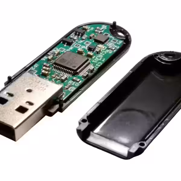 USB-накопитель Ovrdrive от Interrupt Labs с открытой крышкой и видимыми внутренними компонентами