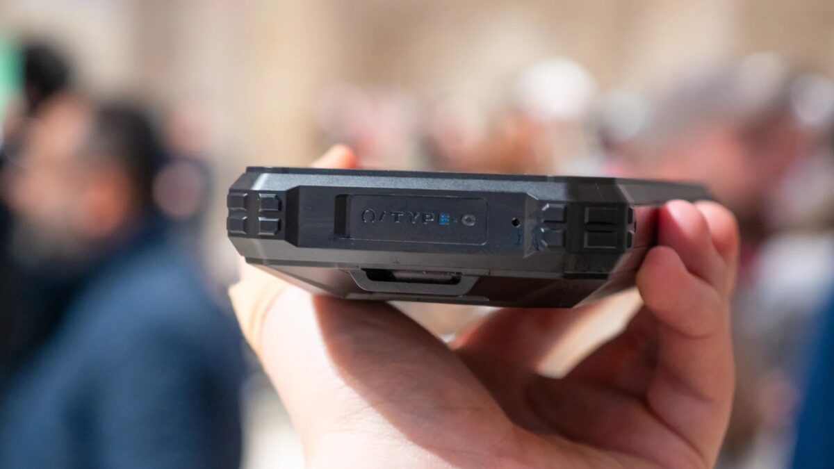 Блок зарядного устройства Energizer Hard Case P28K в руке