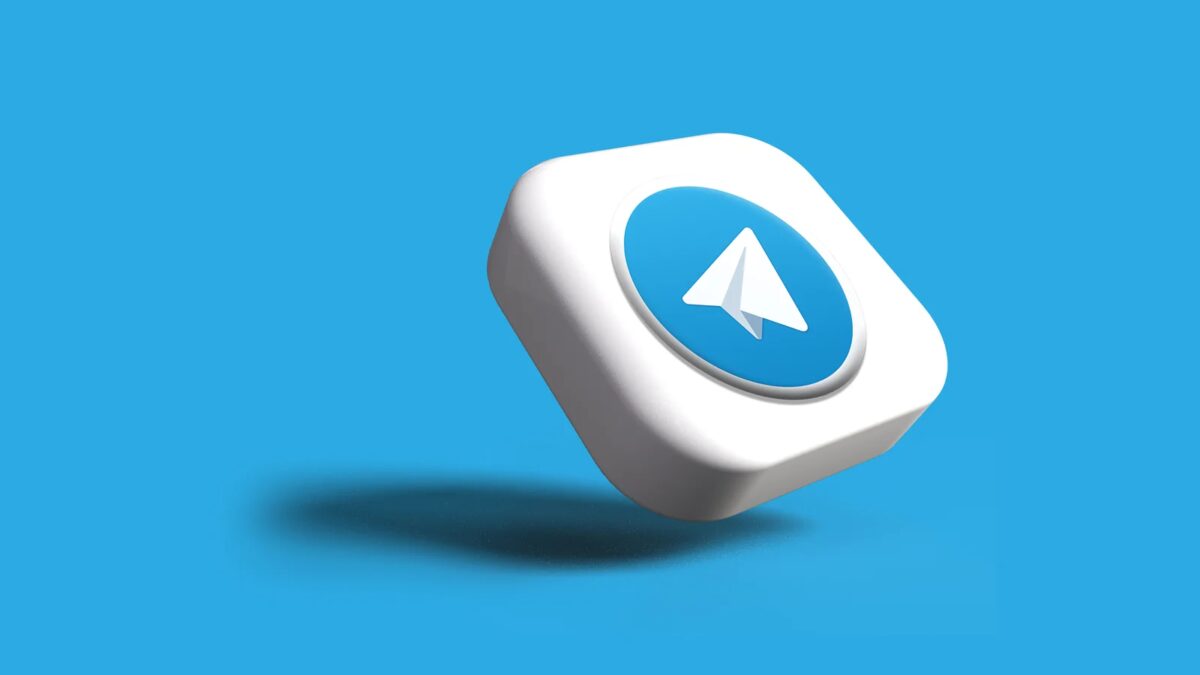 Кнопка с логотипом Telegram на синем фоне
