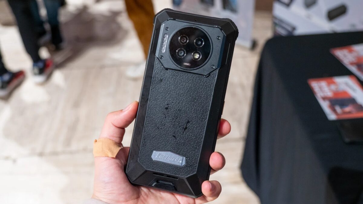 компактный смартфон Energizer Hard Case P28K с задней панелью