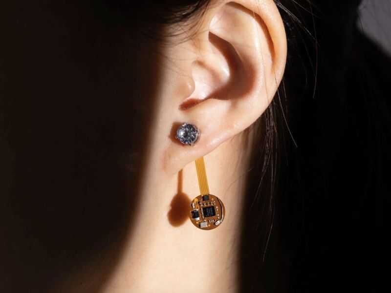 Вид сбоку умной сережки Thermal Earring с подвижным компонентом