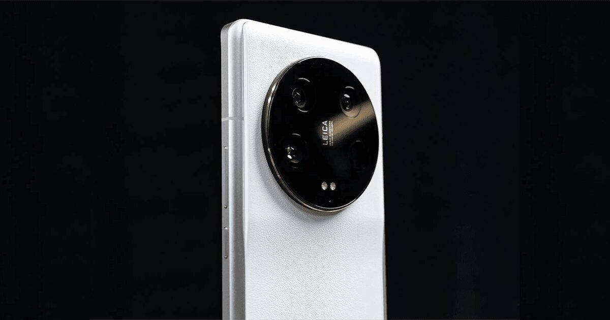 Белый смартфон Xiaomi 14 Ultra с крупной круглой камерой