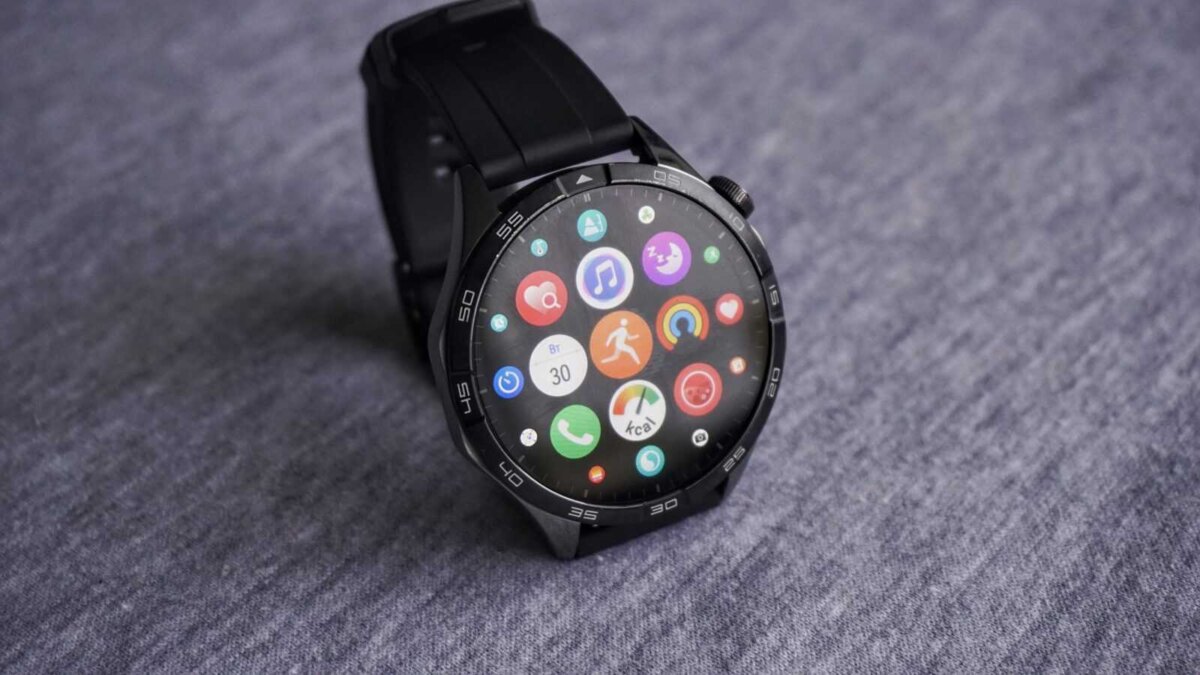 Смарт-часы Huawei Watch GT 4 с интерфейсом на экране и отображением циферблата