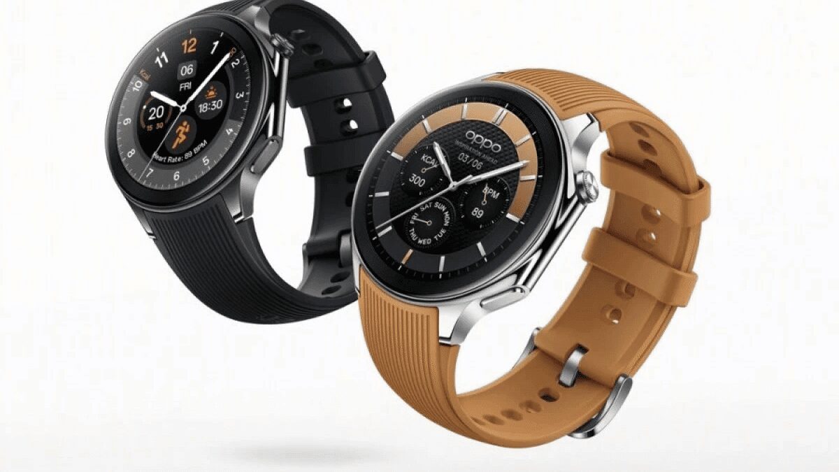 Две умные часы Oppo Watch X с круглыми дисплеями и ремешками черного и бежевого цвета