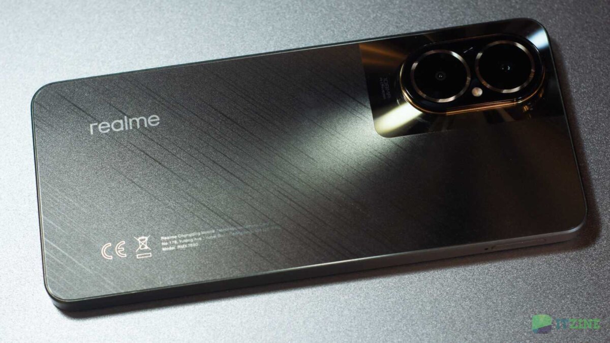 Задняя поверхность смартфона realme C67 с камерой