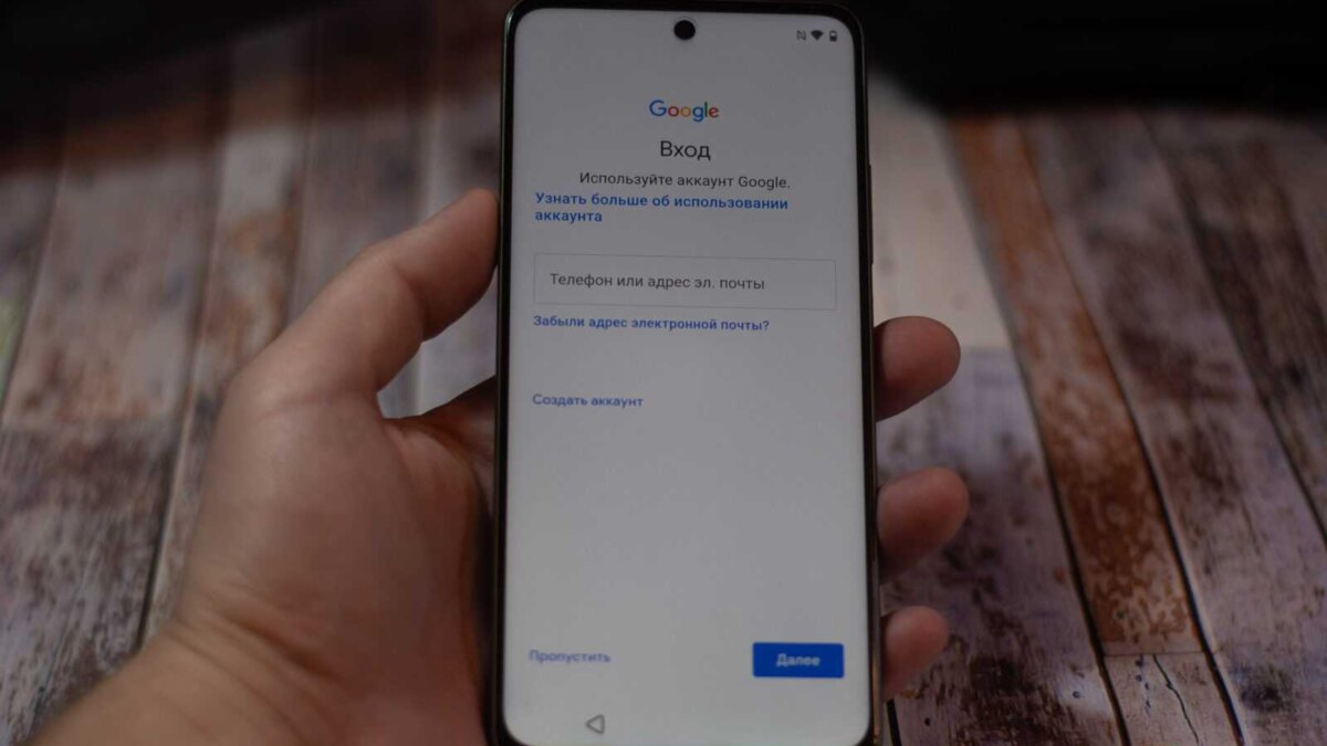 Смартфон realme C67 на экране с входом в аккаунт Google
