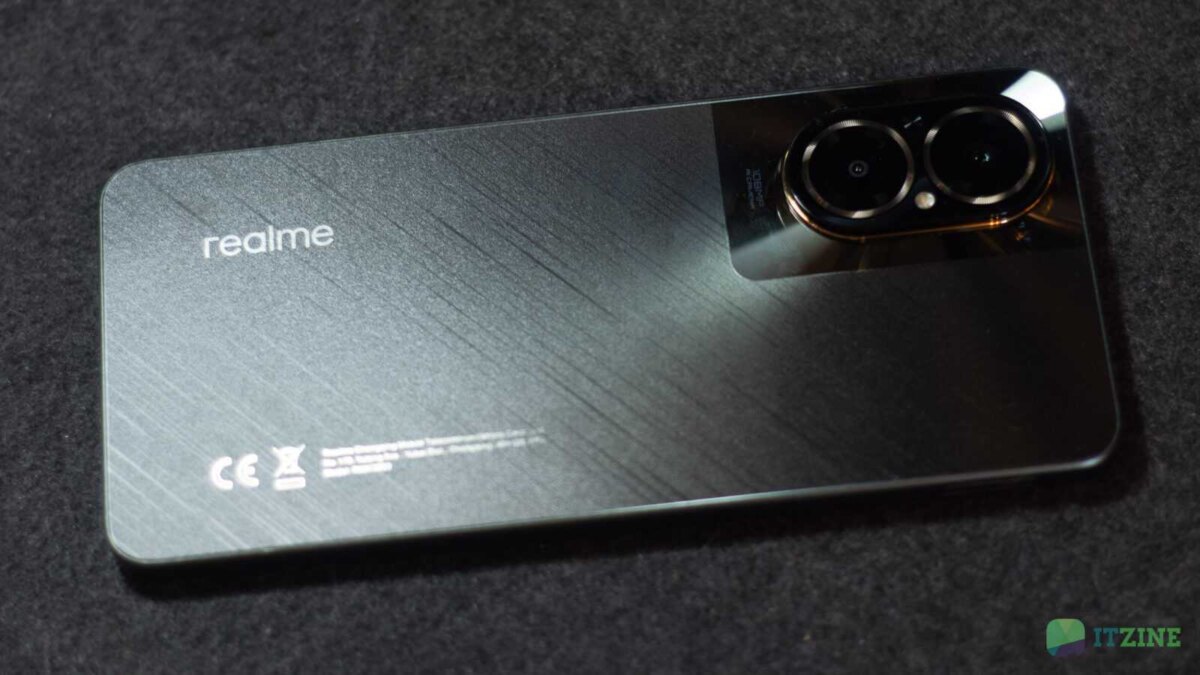 Задняя панель смартфона realme C67 с тёмной текстурой