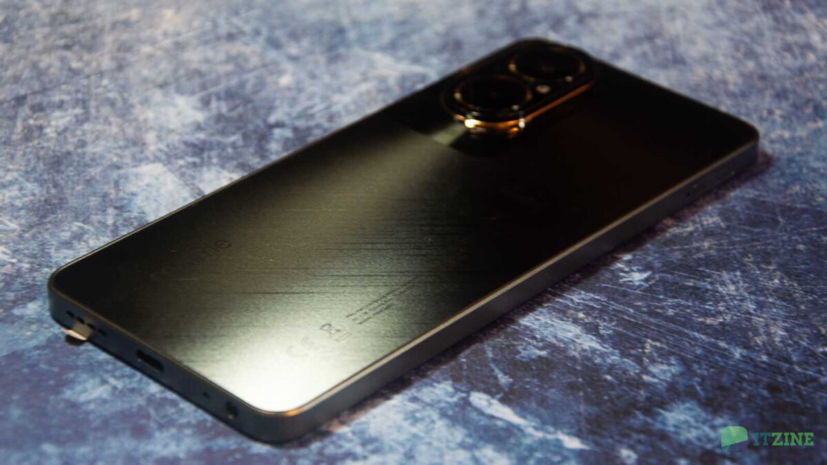 задняя панель realme C67 с камерой и логотипом