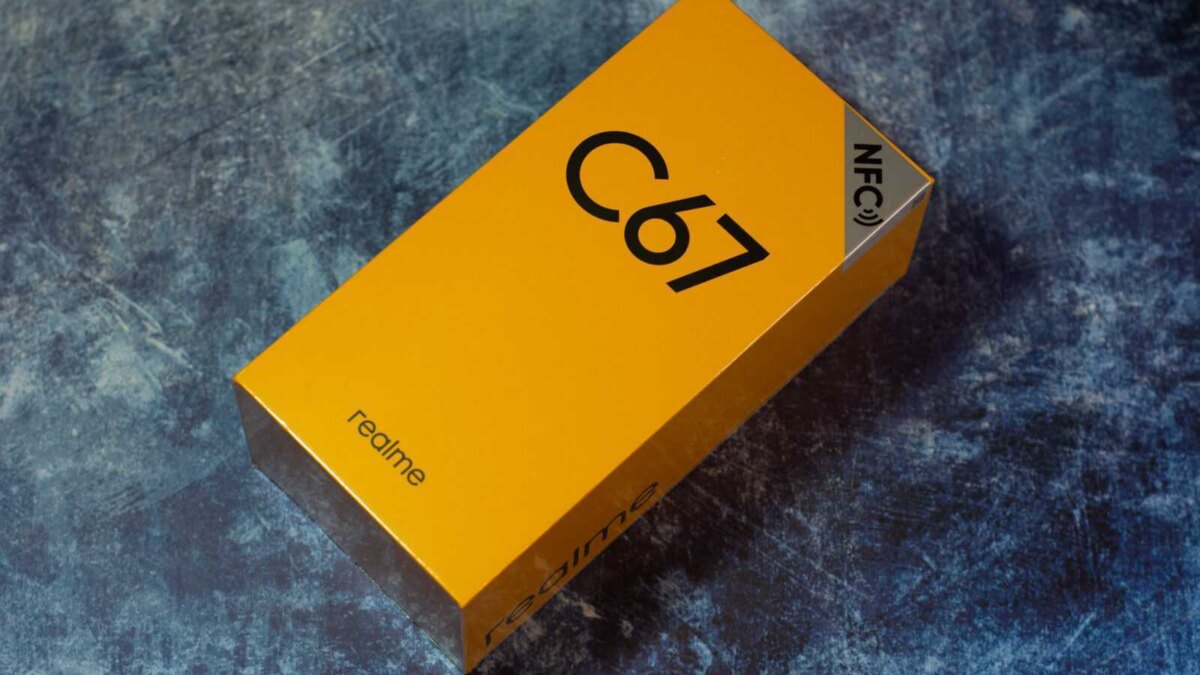Жёлтая коробка смартфона realme C67 с серым логотипом NFC