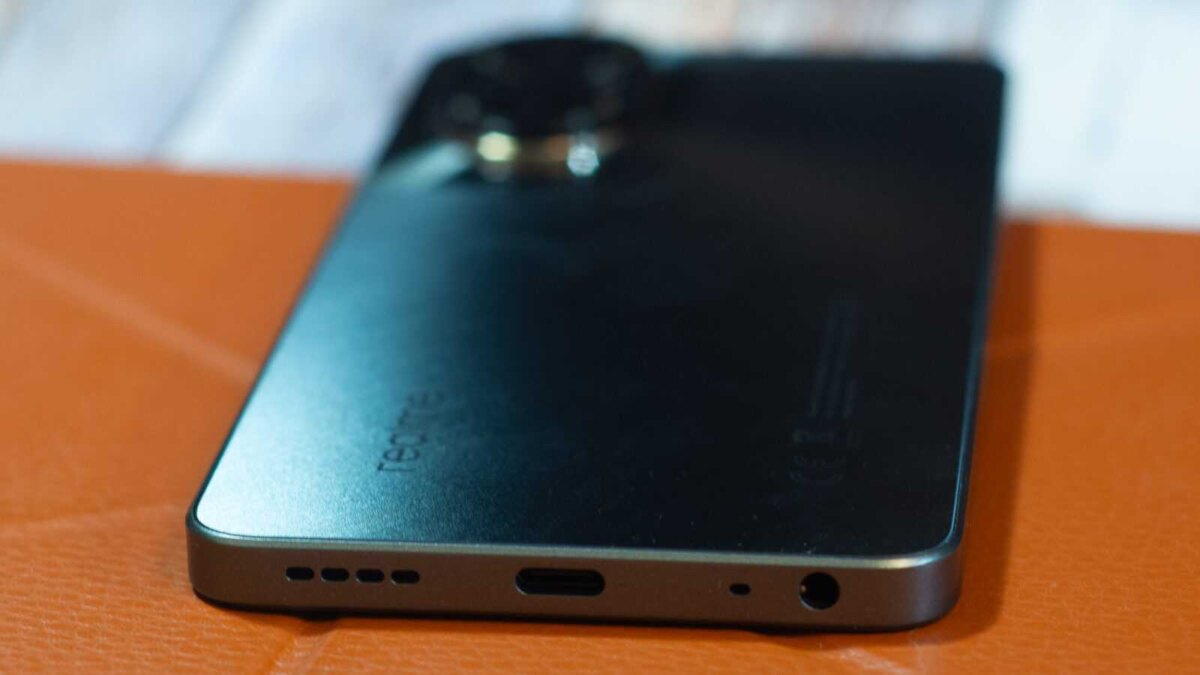 Задняя часть смартфона realme C67 с портами и вентиляцией