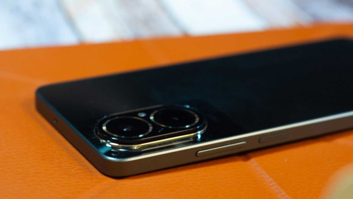 Задняя панель смартфона realme C67 с камерами