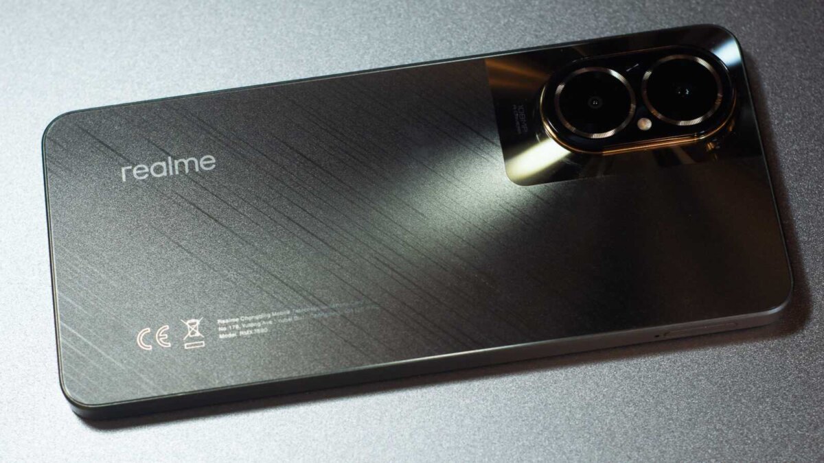 Задняя панель смартфона realme C67 с тремя камерами