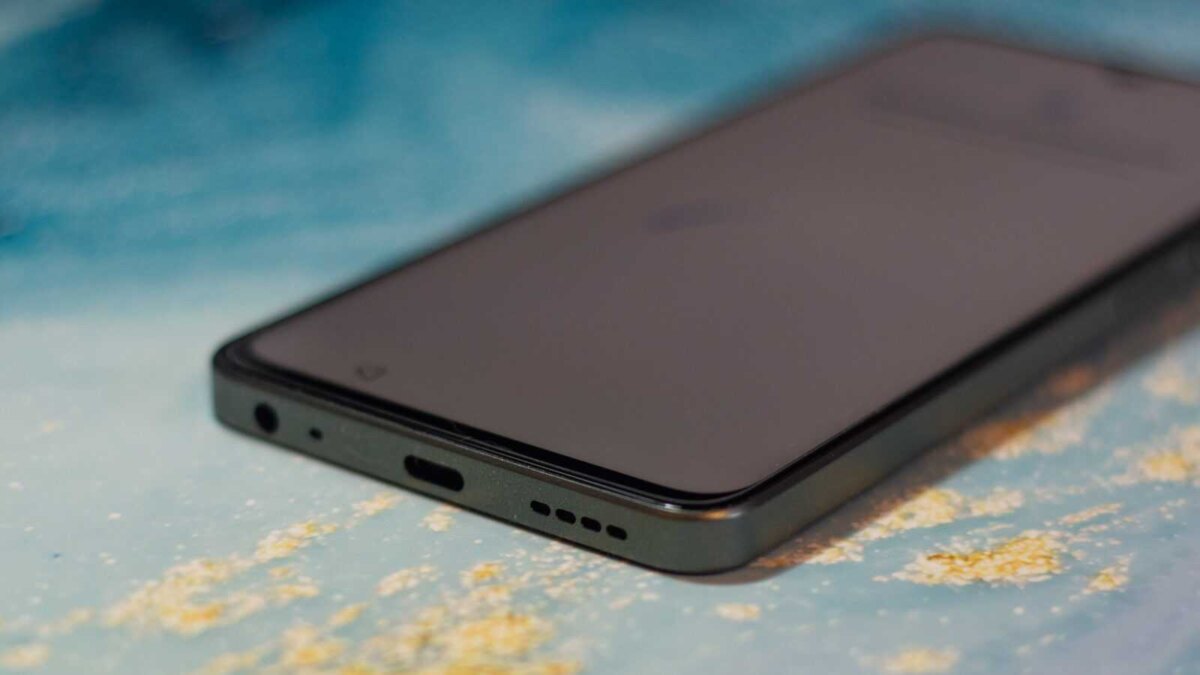 Экран смартфона realme C67 с минималистичным дизайном