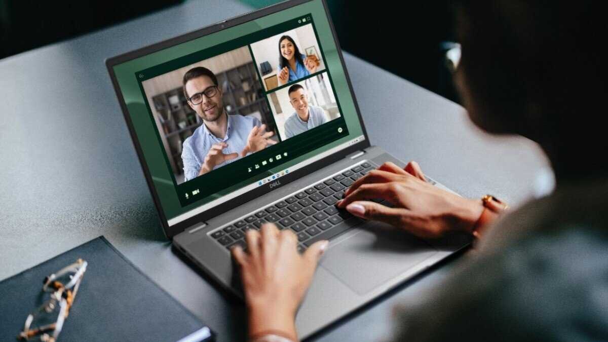 Ноутбук Dell Latitude с интерфейсом видеоконференции и рабочими окнами