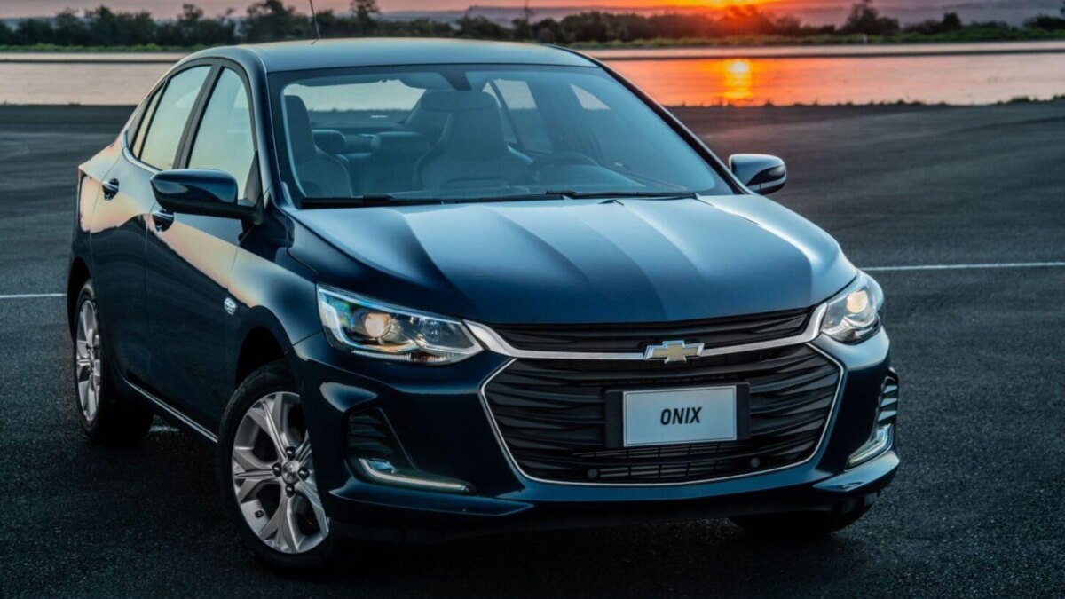 Черный седан Chevrolet Onix с современным дизайном