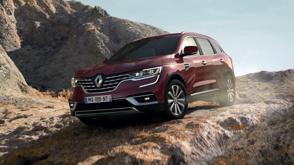 Красный Renault Koleos движется по каменистой местности