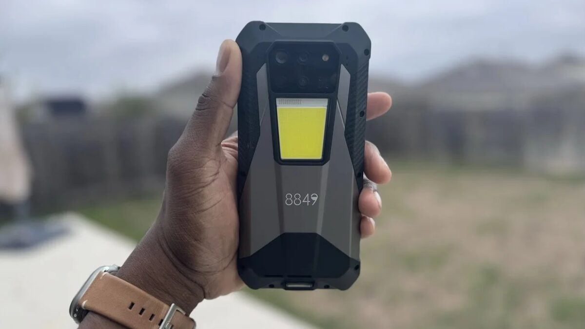 Защищенный смартфон Unihertz 8849 Tank 3 Pro с встроенным проектором в руке
