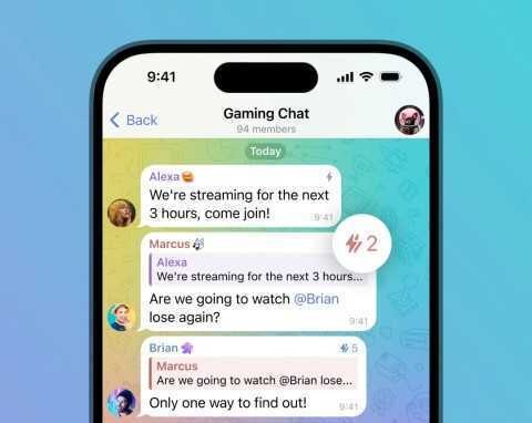 Экран смартфона с чатом Telegram отображает уведомления участников