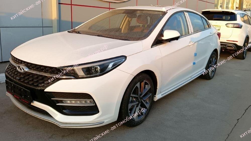 Белый автомобиль Chery Arrizo GX спереди и сбоку