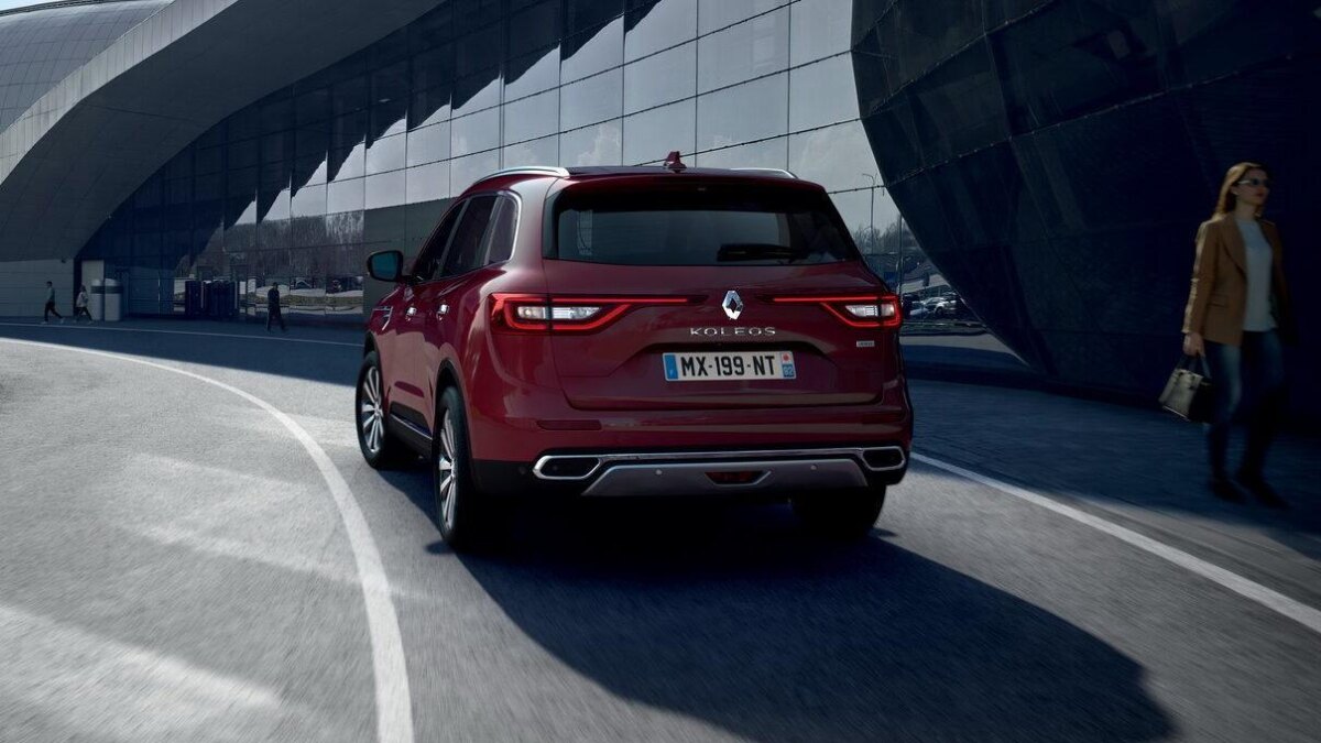 Яркий красный Renault Koleos спереди и сзади на улице