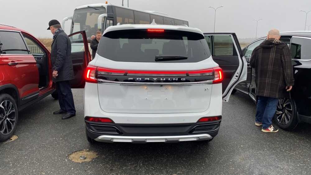 Задний вид кроссовера Forthing T5 на парковке