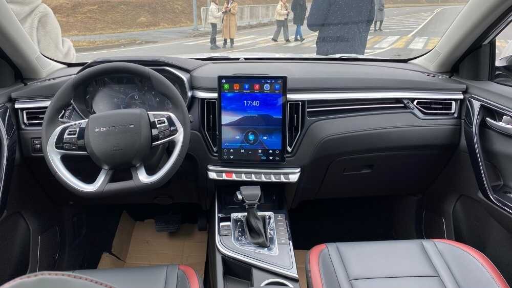 Интерьер автомобиля Forthing T5 с большим сенсорным экраном на центральной консоли