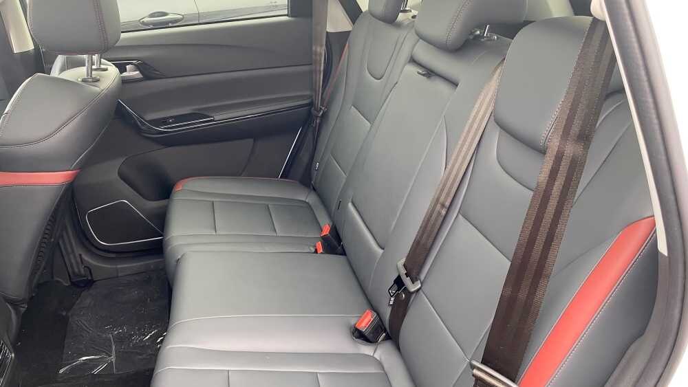 Задний ряд сидений автомобиля Forthing T5 с серыми кожаными вставками