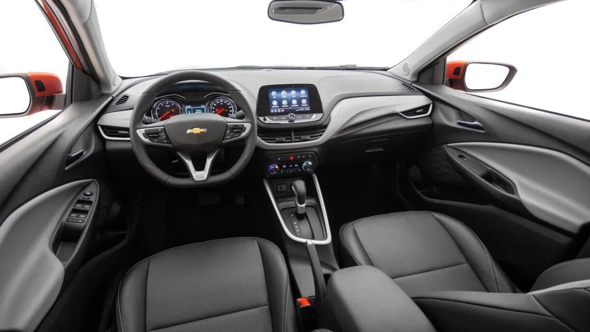Интерьер Chevrolet Onix с приборной панелью и мультимедийным дисплеем