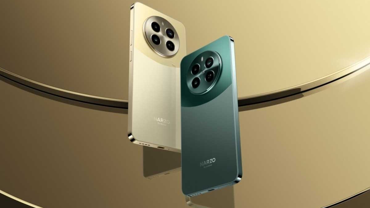 Два смартфона realme Narzo 70 Pro 5G с матовыми задниками
