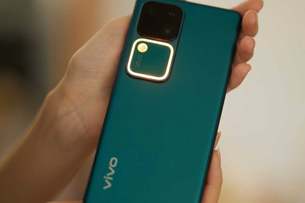 Смартфон vivo V30 с тройной камерой на 50 Мп скоро появится в России 2 scale 1200 1 4