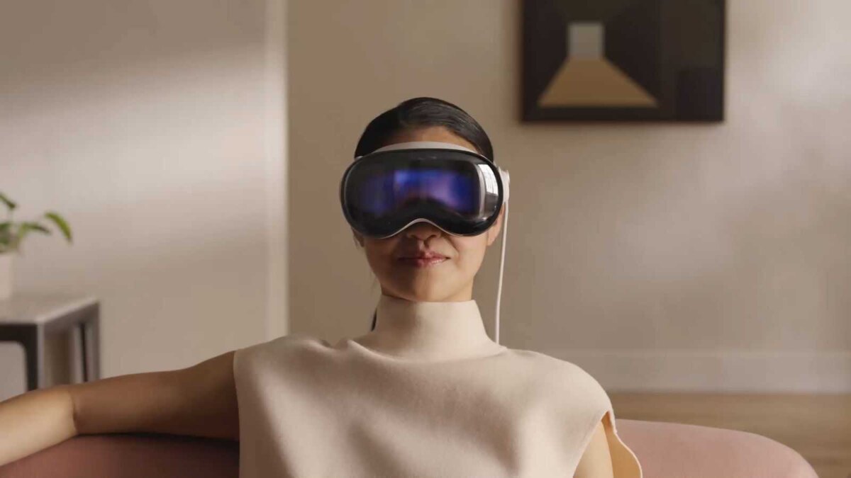 Apple Vision Pro поступит в продажу в Китае в конце этого года 1 Женщина в тёмных очках виртуальной реальности Apple Vision Pro