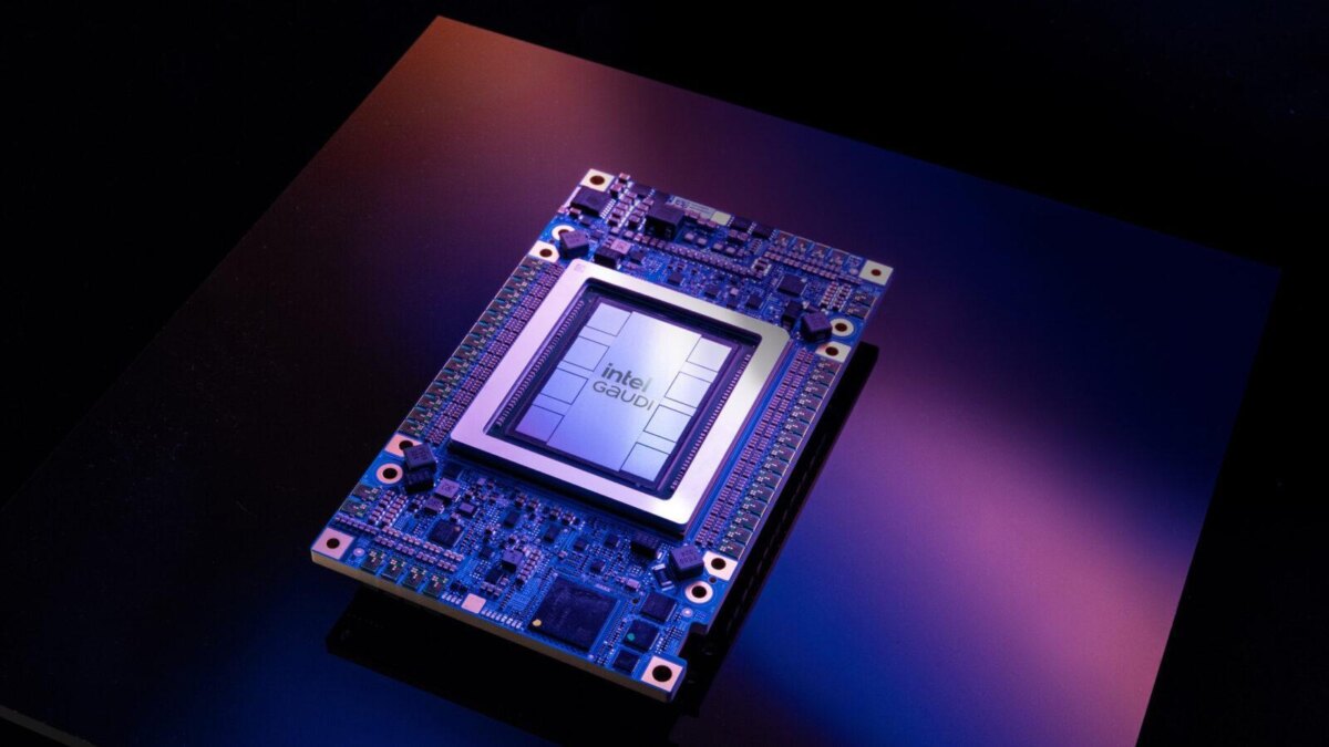 Электронный ускоритель ИИ Intel Gaudi 3 на плате