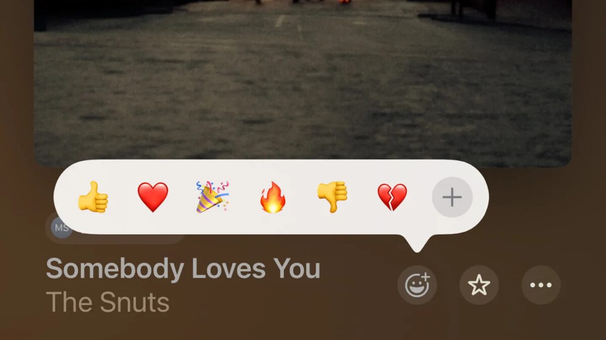 Экран смартфона с проигрыванием песни Somebody Loves You на Apple Music в темном режиме