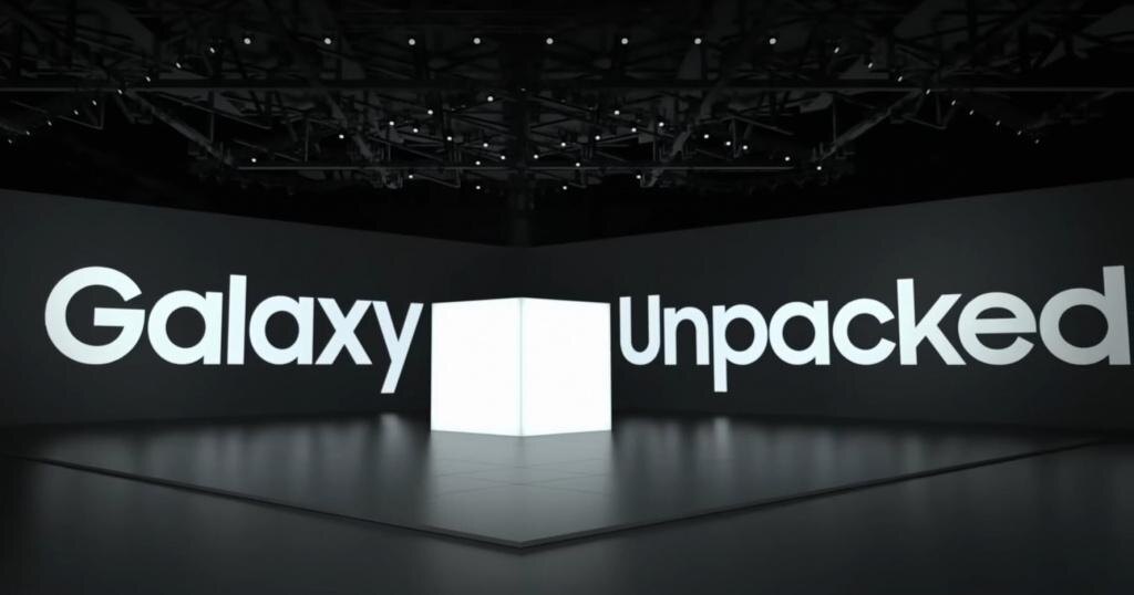 Промо-сцена Samsung Galaxy Unpacked 2024 с логотипом Galaxy Unpacked на презентационном экране