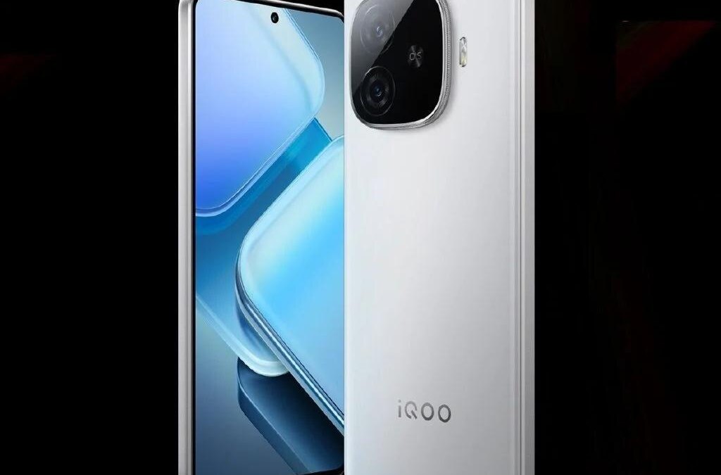 Смартфон iQOO Z9 с белым корпусом и крупной камерой