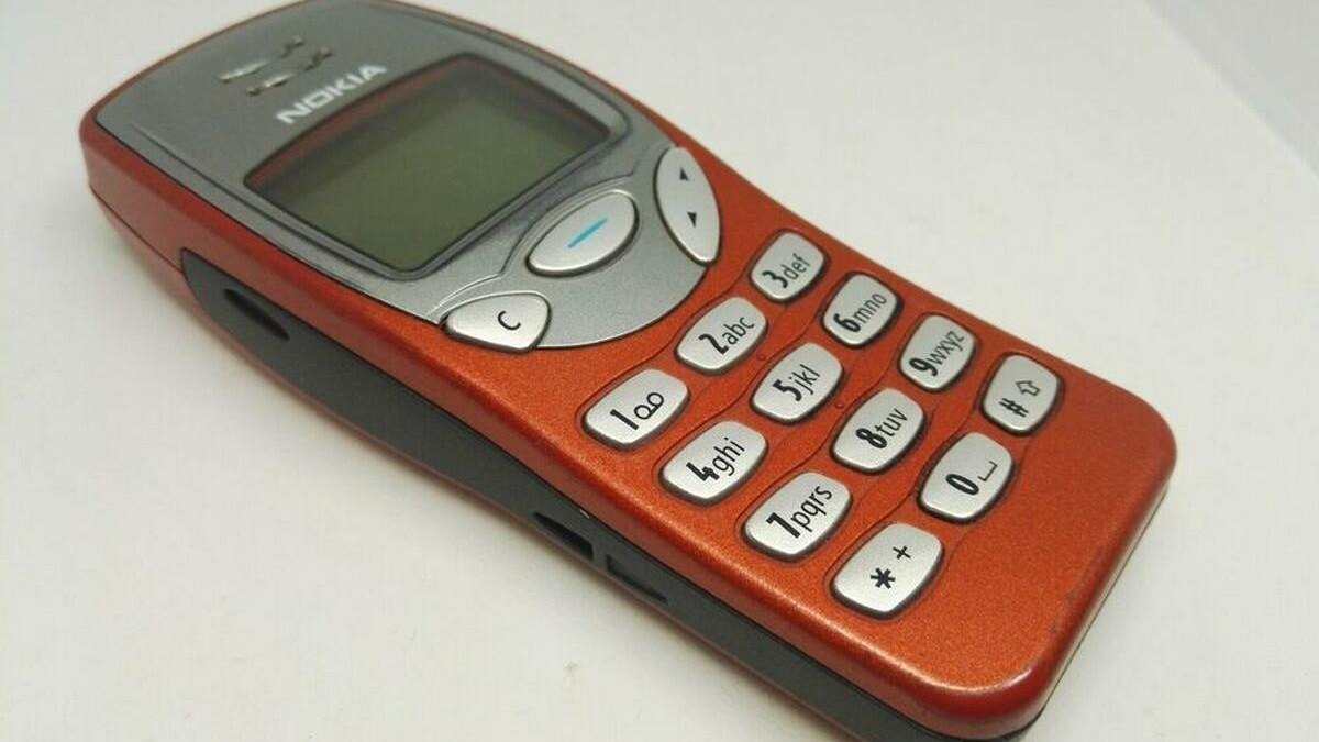 Модель Nokia 3210 с цветным корпусом и клавиатурой