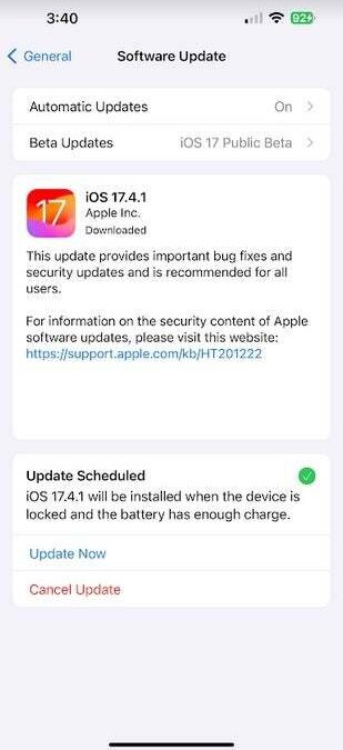 Экран обновления iPhone с информацией о iOS 17.4.1 и расписании обновлений