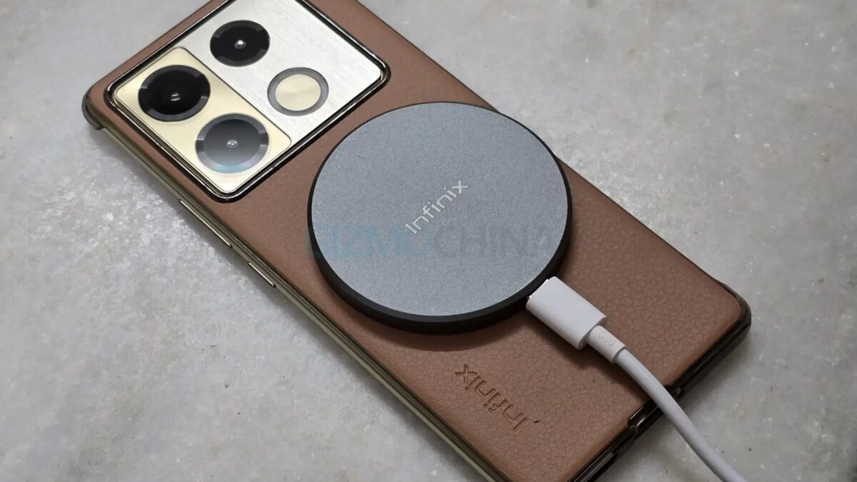 Пружина для зарядки телефона Infinix Note 40 на задней панели устройства