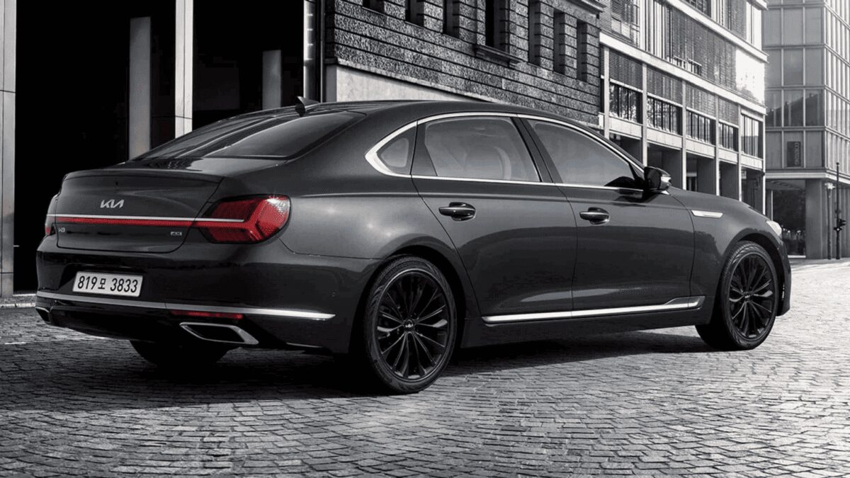 Черный седан Kia K9 2025 с современным дизайном
