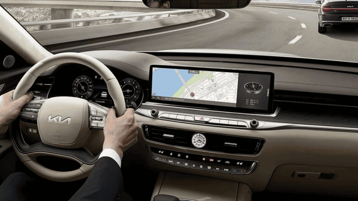Интерьер автомобиля Kia K9 2025 с цифровой панелью приборов