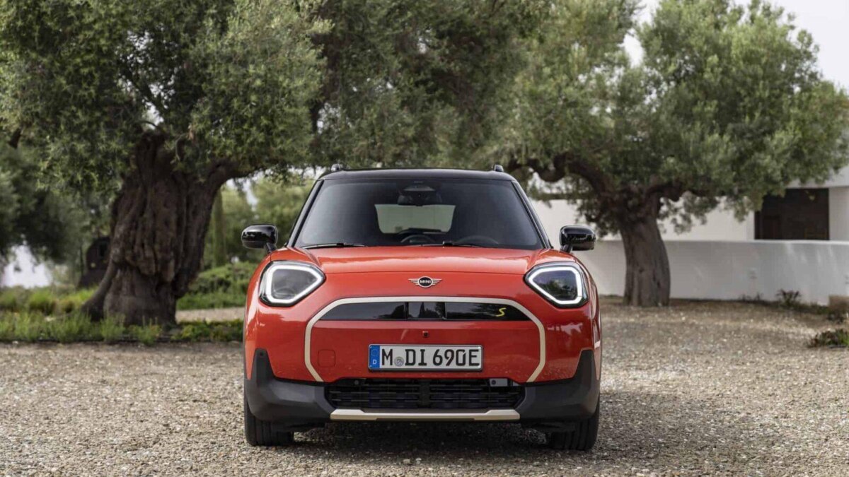Электромобиль MINI Aceman спереди на асфальте