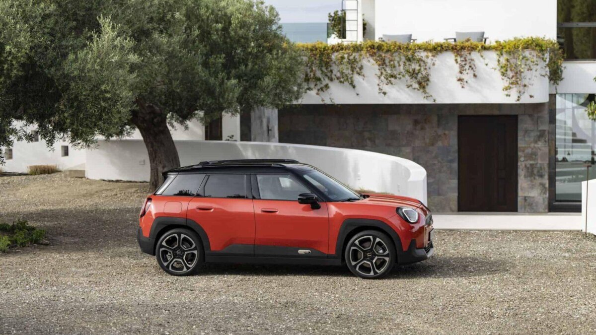Электромобиль MINI Aceman черного и оранжевого цветов с черной крышей
