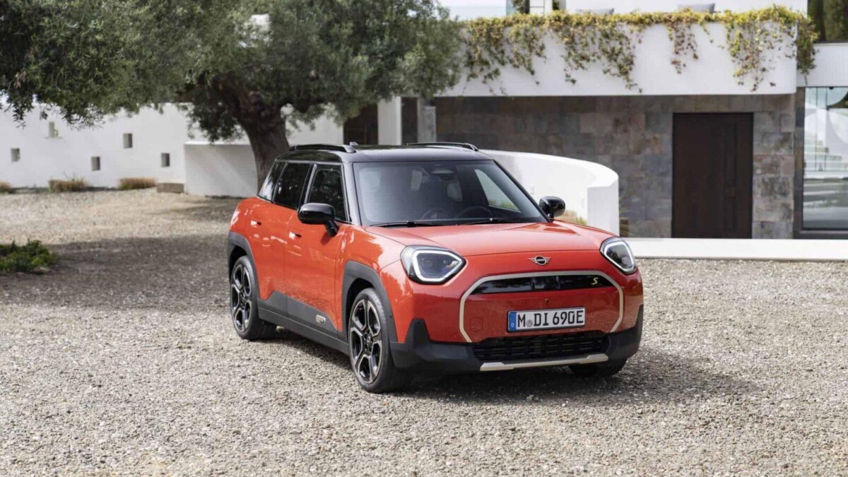 Электромобиль MINI Aceman красного цвета на грунтовой площади