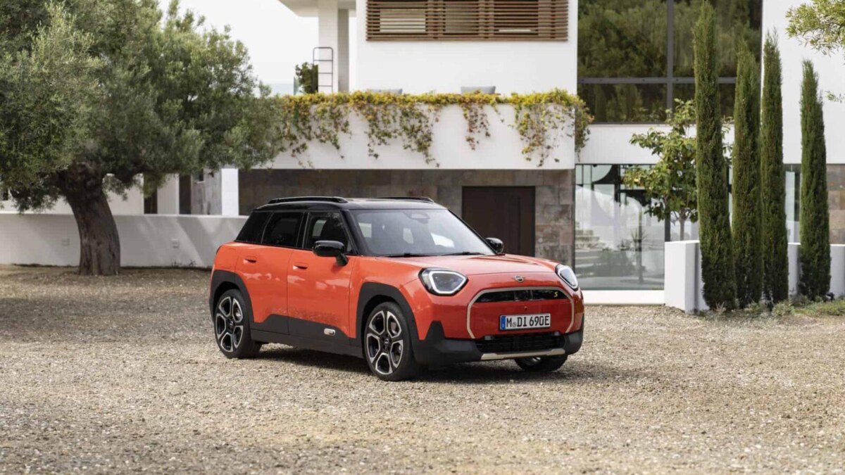Электромобиль MINI Aceman на фоне современного дома