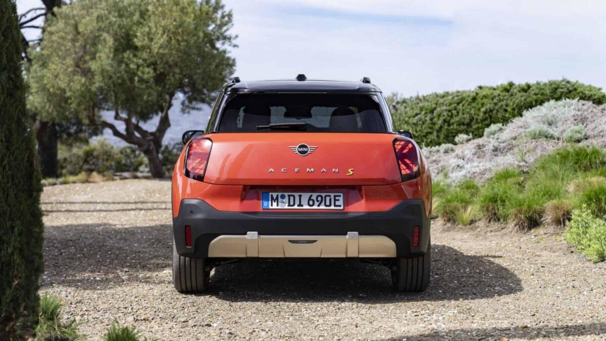 Задняя часть электромобиля MINI Aceman на грунтовой дороге
