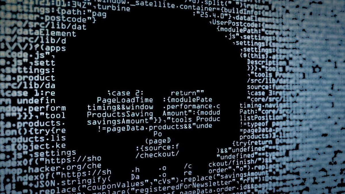 Фрагмент кода безопасности на синем фоне, связанный с iPhone и предупреждением о шпионской атаке в 92 странах